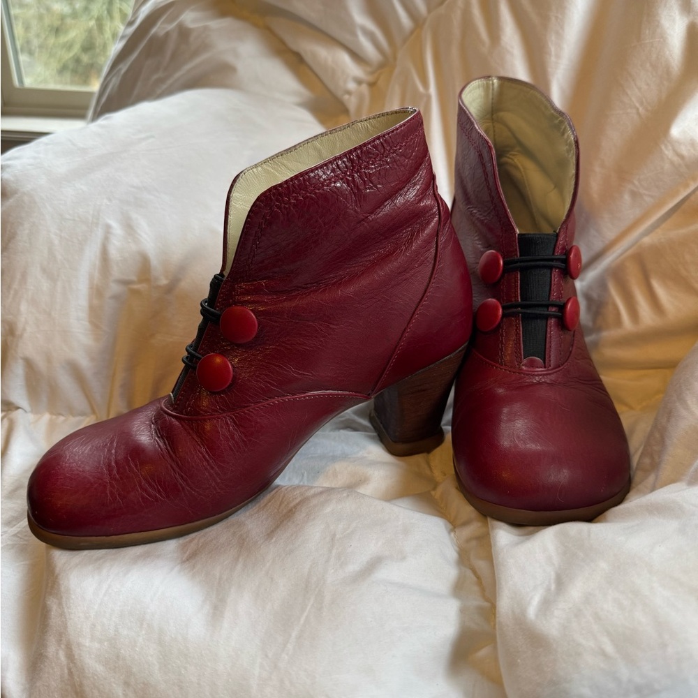 Operetta Giulia - in beautiful burgundy red. Lightly worn- in very good shape.